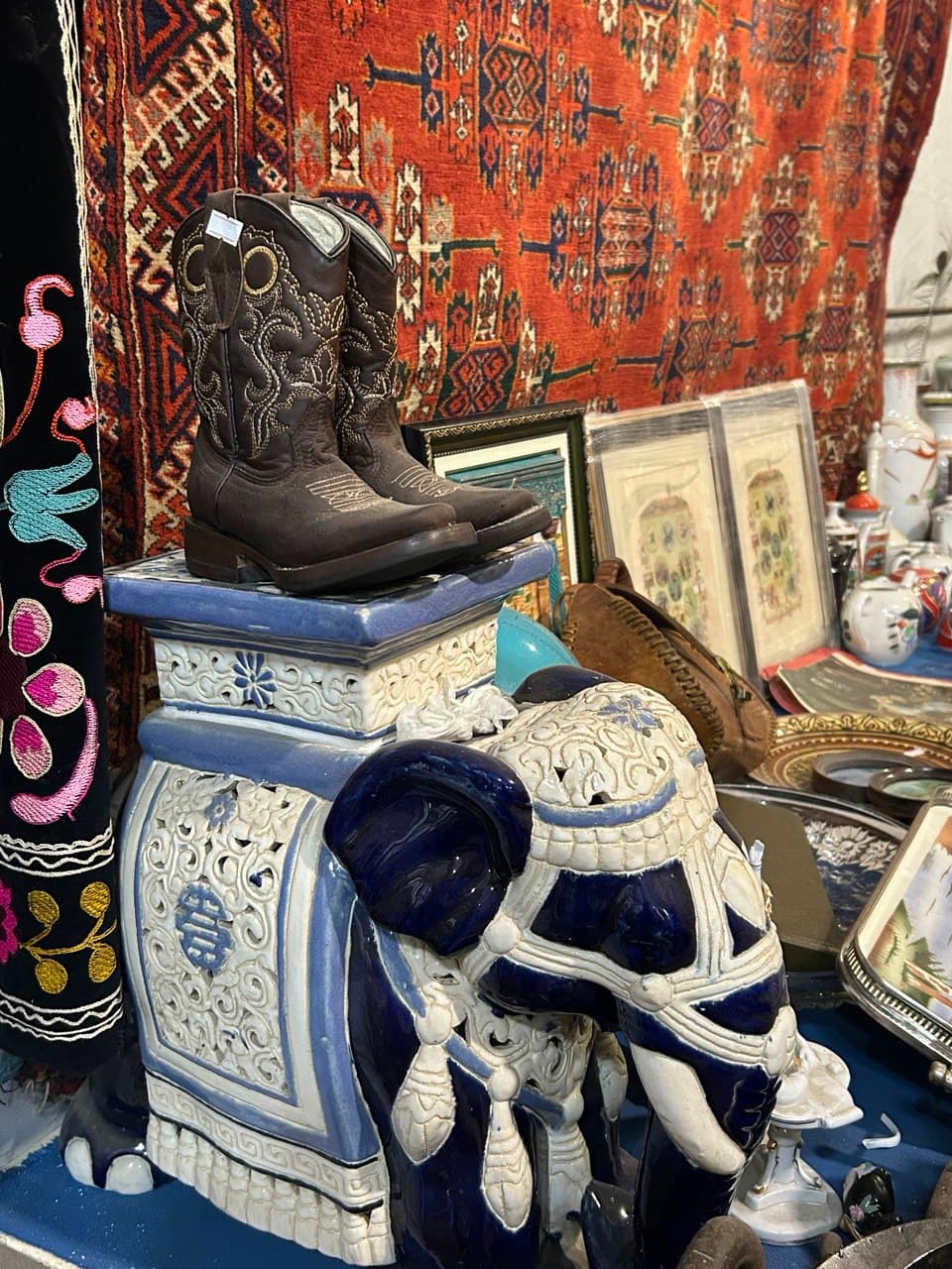 Tashkent: Yangiabad Bazaar Soviet Vintage Relics Hunt - Artisan Workshop in Tashkent