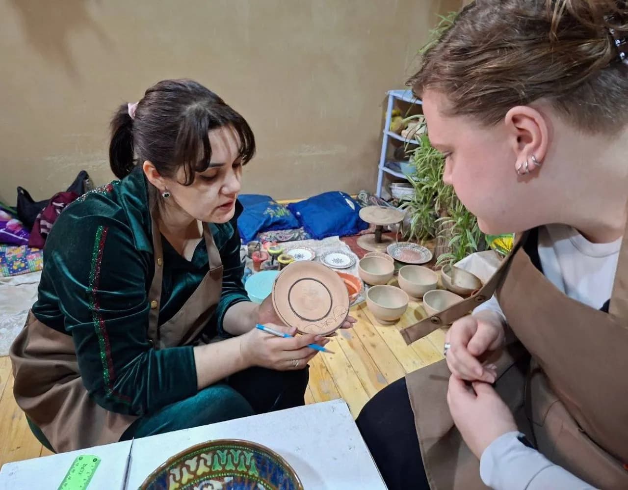 Tashkent: Gijduvan Style Pottery Painting Workshop - Artisan Workshop in Tashkent